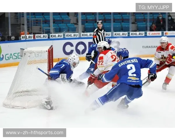 冰球联赛爆冲突！双方球员全武行裁判看傻